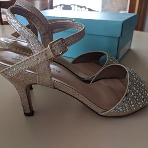 Lorraine nude glitter heels